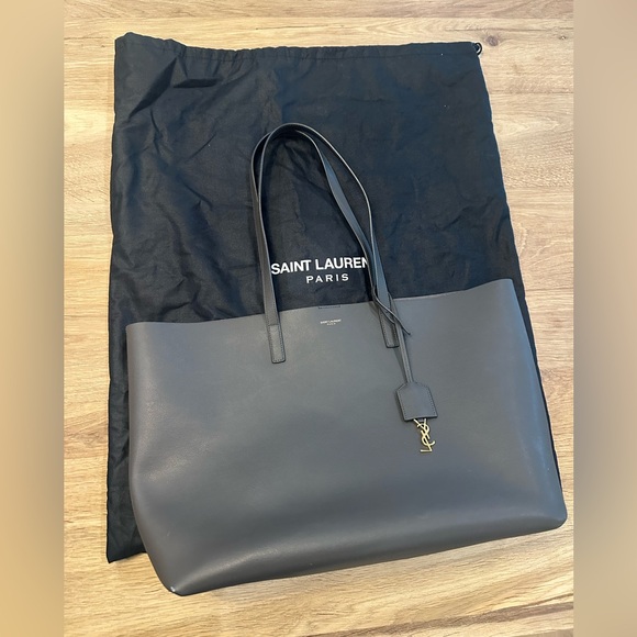 SHOPPING SAINT LAURENT IN LEATHER - Picture 1 of 12
